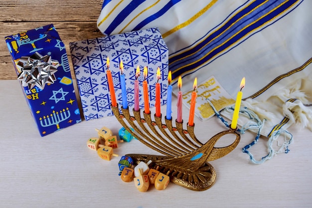 Foto jüdischer feiertag chanukka mit menorah über holztisch