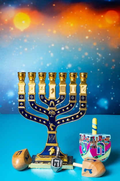 Jüdischer Feiertag Hannukah Symbole Menora und hölzerne Dreidels