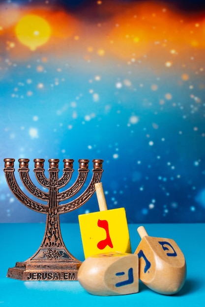 Jüdischer Feiertag Hannukah Symbole Menora und hölzerne Dreidels