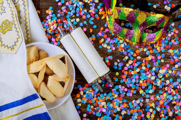 Jüdischer Feiertag Purim mit Karnevalsmaske und Hamantaschenplätzchen. Flach legen