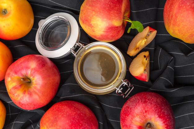 Jüdischer Feiertag Rosh Hashanah-Hintergrund mit Honig und Äpfeln auf Holztisch
