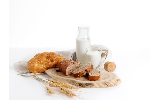 Jüdischer Feiertag Shavuot-Konzept mit Milchprodukten Brot Milchflasche auf weißem Hintergrund