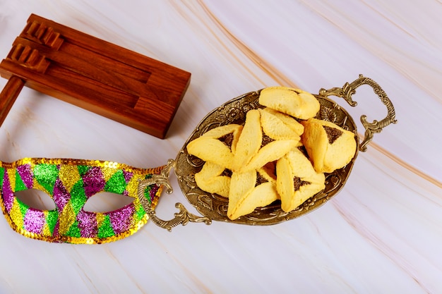 Foto jüdischer karneval purim feier auf hamantaschen kekse, krachmacher und maske mit pergament