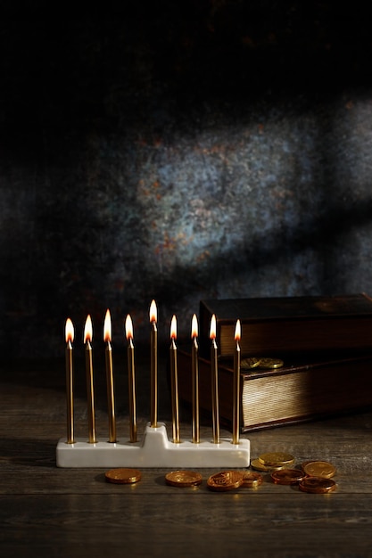 jüdischer religiöser Feiertag Hanukkah mit Feiertag Chanukkah und Süßigkeiten in Form von Münzen auf einem dunklen Hintergrund