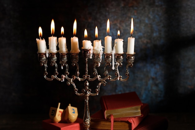 jüdischer religiöser Feiertag Hanukkah mit Feiertag Hanukkah traditioneller Kandelaber auf dunklem Hintergrund