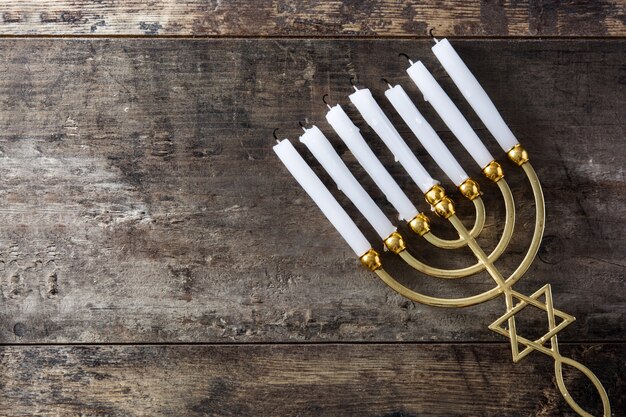 Jüdisches Chanukka-menorah auf Holztisch. Kopieren Sie Platz