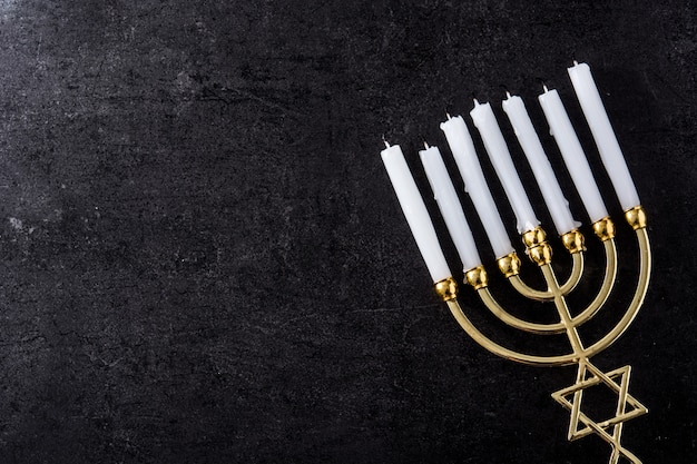 Jüdisches Chanukka-menorah auf schwarzem Kopienraum