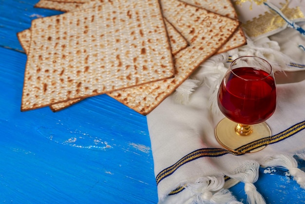 jüdisches Passahfeiertag traditionelle Feier Matza ungesäuertes Brot und Becher koscher Wein