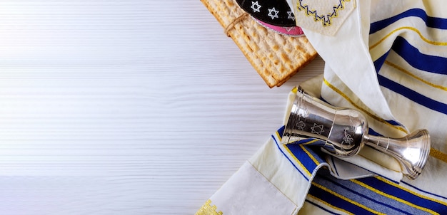 Foto jüdisches passahfestbrot torah des feiertags matzoth-feier matzoh