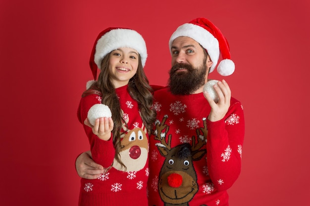 Juega con bolas de nieve Vacaciones de invierno Navidad alegre para todos Saludos Emociones sinceras Tradición navideña Padre abrazo hijita Niño pequeño con papá celebra la navidad Valores familiares