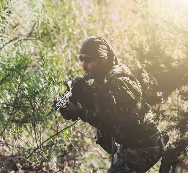 Foto juego de airsoft militar.