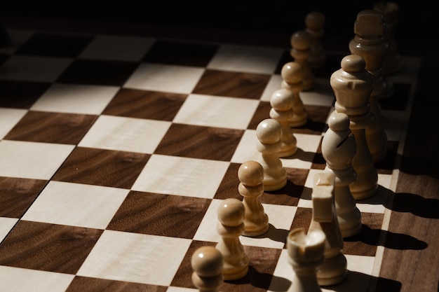 Juego de ajedrez con fichas de madera en blanco y negro sobre tablero de madera Realista