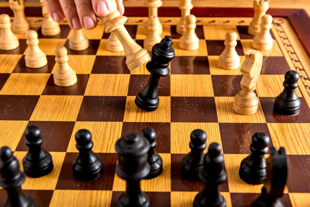 Juego de ajedrez jaque mate y victoria estratégica en el juego de ajedrez.
