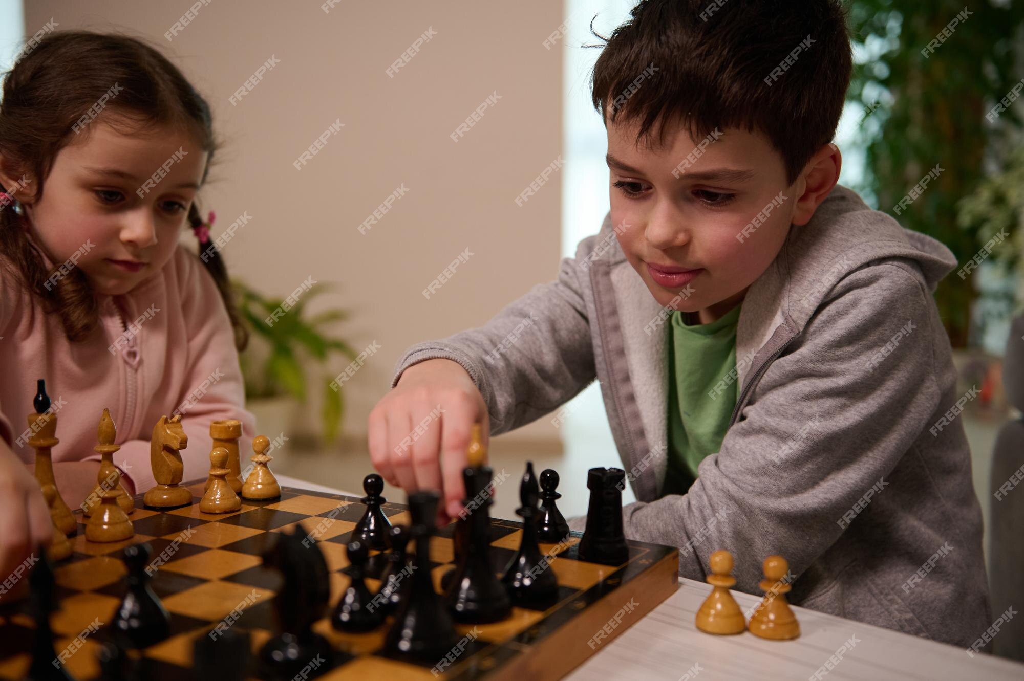 Un Chico Inteligente Aprende a Jugar Ajedrez Solo En Su Habitación En Casa  Foto de archivo - Imagen de escuela, concepto: 230349380