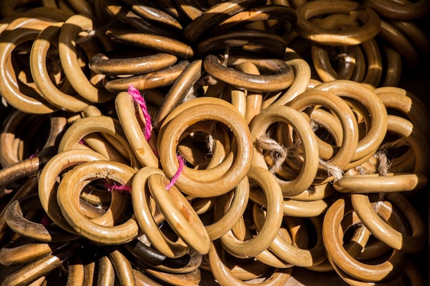 Juego de anillos de madera a la vista