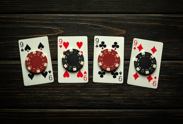 Un juego de apuestas de póquer con una combinación ganadora afortunada de cuatro de la misma clase o cuads