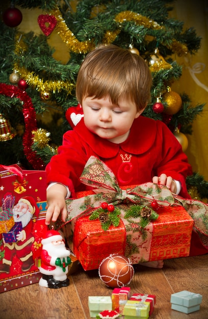 Juego de bebe con caja actual en arbol de navidad.