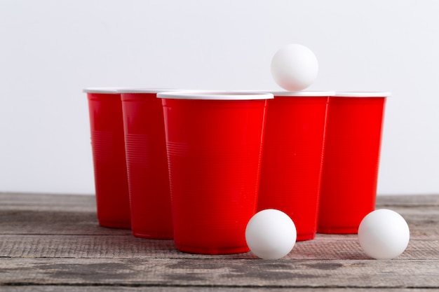 Juego Beer Pong en mesa de madera