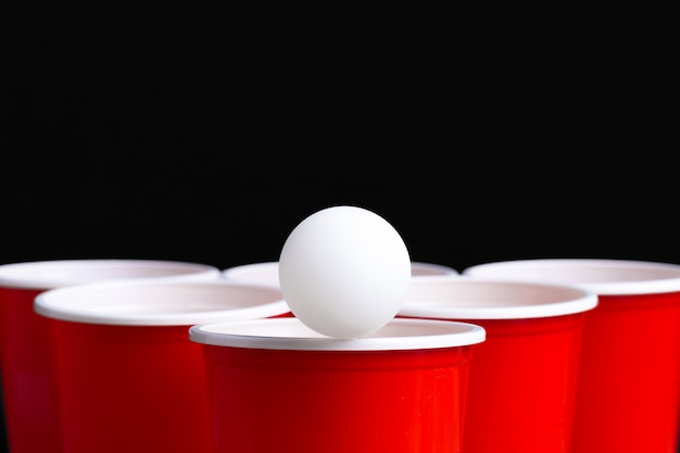 Juego Beer Pong en mesa de madera