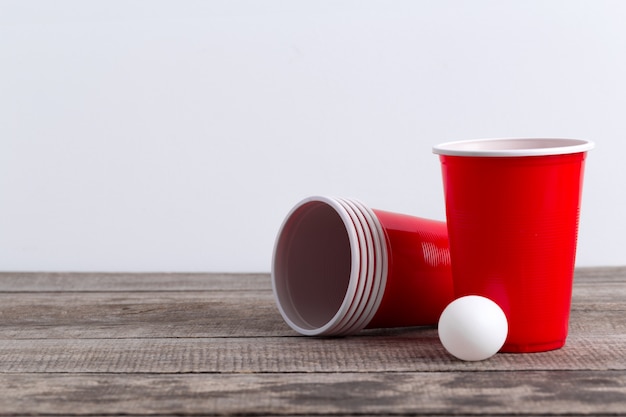 Juego Beer Pong en mesa de madera