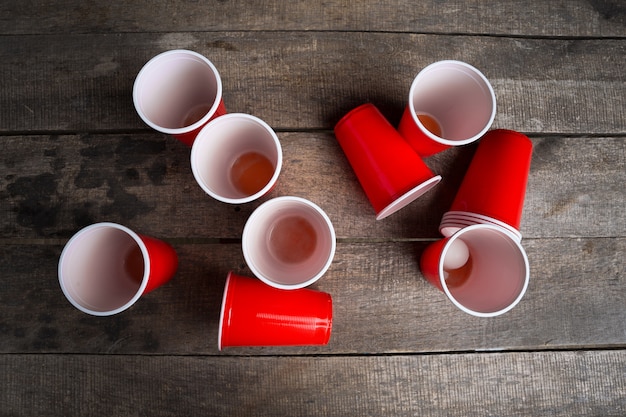 Juego Beer Pong en mesa de madera