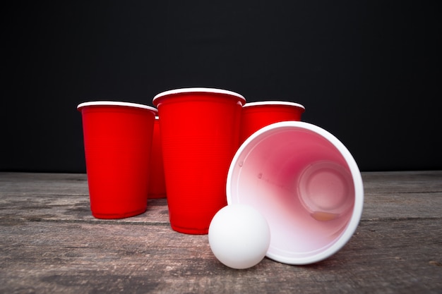 Juego Beer Pong en mesa de madera