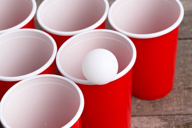 Juego Beer Pong en mesa de madera