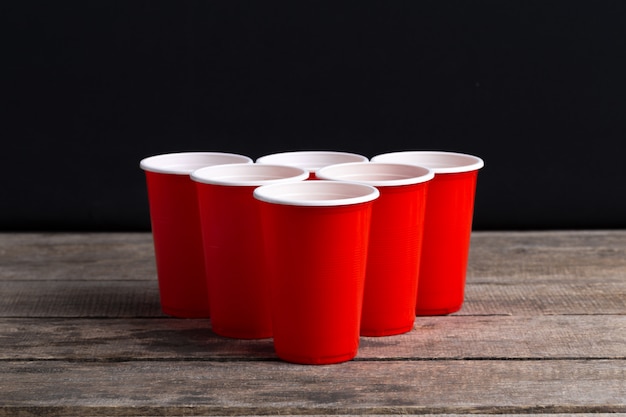 Juego Beer Pong en mesa de madera