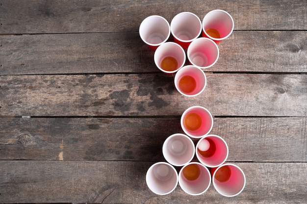 Juego Beer Pong en mesa de madera