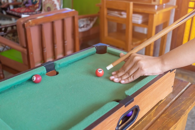 Juego de billar listo para la pelota en la mesa verde en el bar