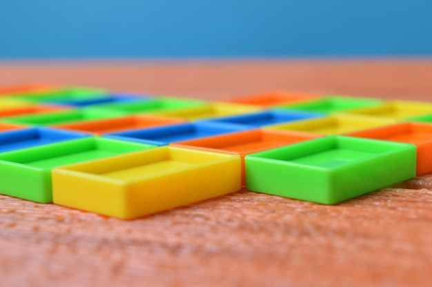 Foto juego de bloques de construcción de juguete de plástico colorido para el desarrollo