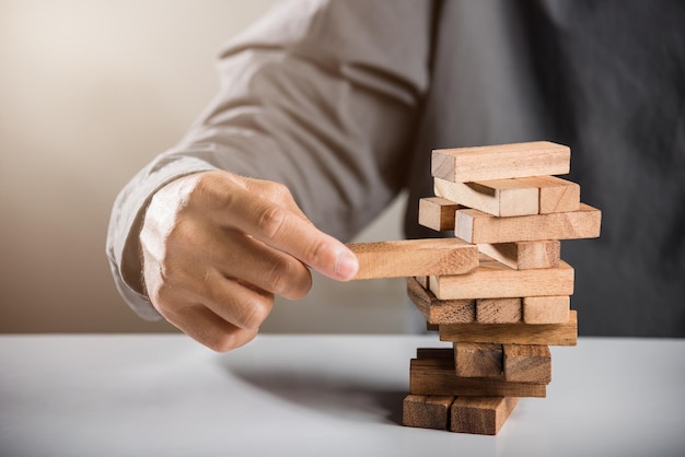 Juego de bloques de madera de torre de juego de mano de negocios