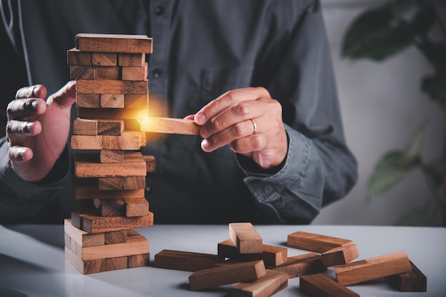 Juego de bloques de madera de torre de juego de mano de negocios