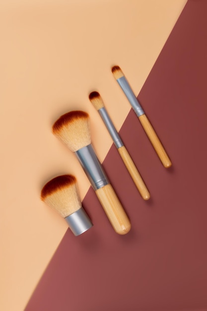 Juego de brochas de maquillaje con mangos de bambú Colección de brochas profesionales dispuestas en una hermosa línea Herramientas de maquillaje natural