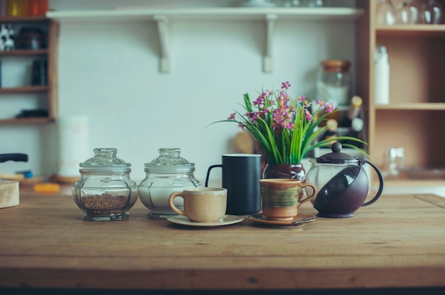 Juego de café en la mesa de madera Copyspace para el texto Cocina en el fondo