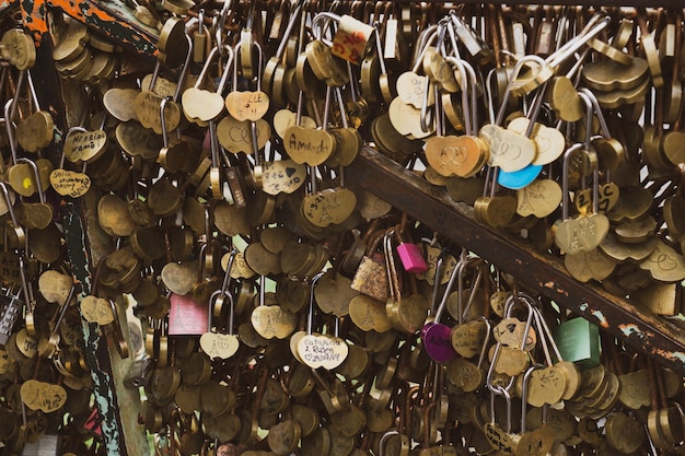 JUEGO DE CANDADOS DE LOS AMANTES EN UN PUENTE EN PARÍS