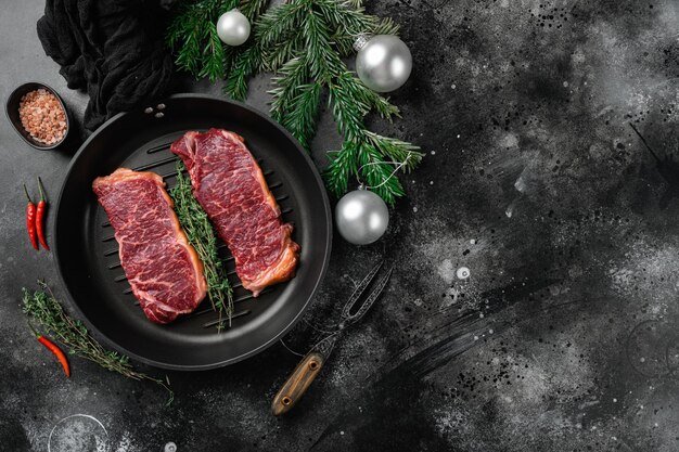 Juego de carne de res de año nuevo, sobre fondo de mesa de piedra oscura negra, vista superior plana, con espacio de copia para texto