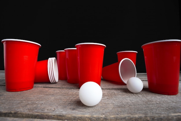 Juego de cerveza Pong en mesa de madera.