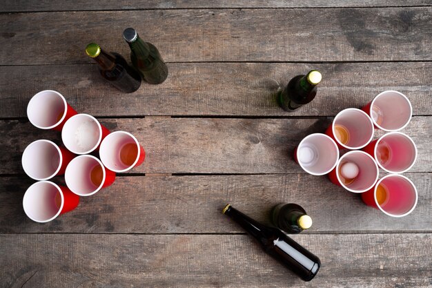 Juego de cerveza Pong en mesa de madera.