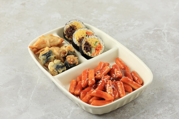 Foto juego de comida callejera coreana kimbap topokki mandu y gimmari