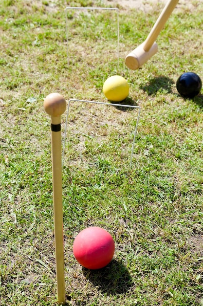 Juego de croquet en césped verde