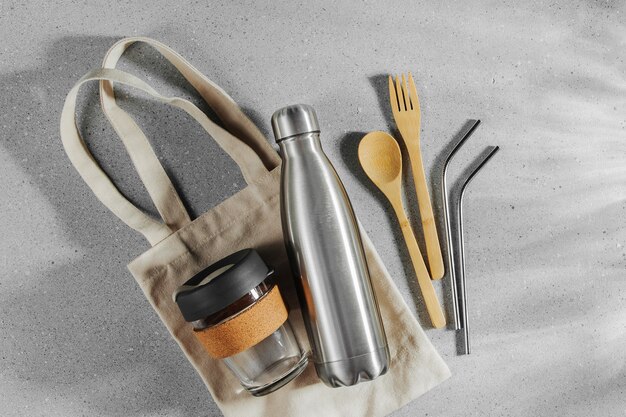 Juego de cubiertos de bambú ecológicos, bolsa ecológica y taza de café reutilizable. Estilo de vida sostenible. Concepto libre de plástico.