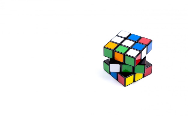 Juego de cubo multicolor en blanco