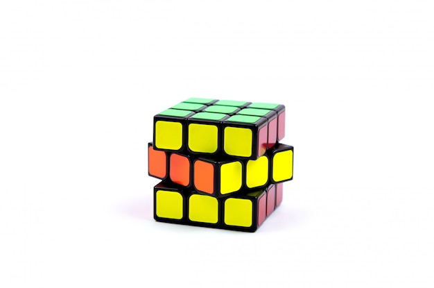 Juego de cubo multicolor en blanco