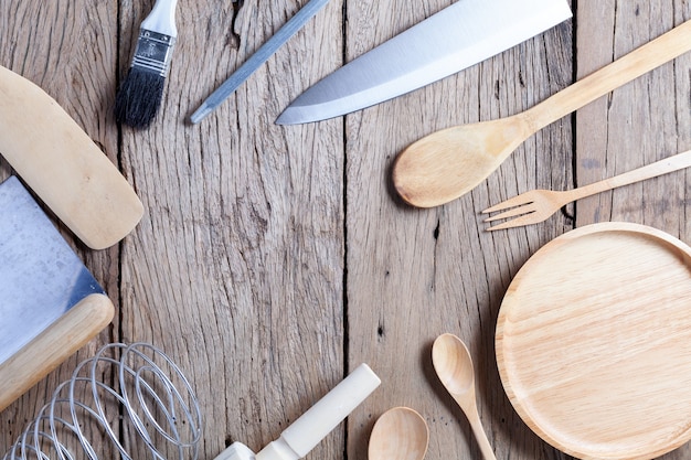 Juego de cuchara de madera y cuchillo sobre fondo de mesa de madera vieja