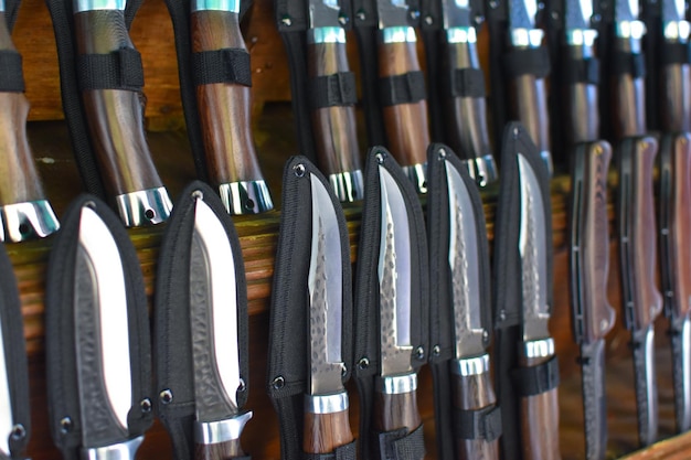 juego de cuchillos de caza afilados en la tienda venta de armas afiladas surtido de cuchillos grandes