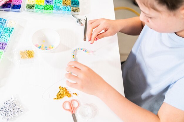 Juego de cuentas de arcilla de colores para hacer pulseras creativas para niños