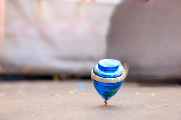 Juego de cuerda llamado Blue Top Rolling on the Floor utilizado por un niño