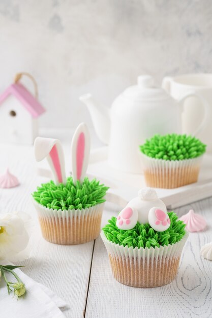 Foto juego de cupcakes de pascua para niños. orejas y trasero de conejito divertido.