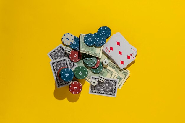 El juego de dados de póquer de cartas temáticas jack pot ganador del casino con fichas y dinero en efectivo en la mesa